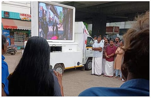 ഡിവൈഎഫ്‌ഐ എറണാകുളം കലൂരില്‍ നടത്തിയ പ്രദര്‍ശനത്തില്‍ നിന്ന്‌