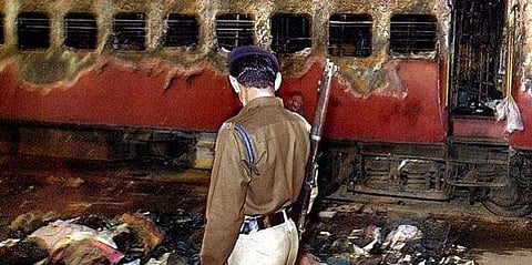 2002 ഫെബ്രുവരി 27ന് ഗോധ്ര റെയിൽവേ സ്‌റ്റേഷനിൽ സബർമതി എക്‌സ്പ്രസിന് തീവെച്ചപ്പോള്‍/ ഫയൽ ചിത്രം
