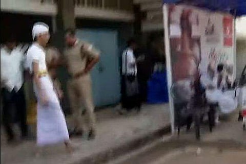 കോല്‍ക്കളി വേദിക്കരികില്‍ പ്രതിഷേധവുമായി മത്സരാര്‍ഥി
