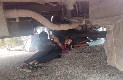 കെഎസ്ആര്‍ടിസി ബസിടിച്ച് അടിയില്‍ കുടുങ്ങിയ യുവതിയെ രക്ഷിക്കാനുള്ള ശ്രമം/ മാനു പാറയില്‍ ഫെയ്‌സ്ബുക്കില്‍ പങ്കുവച്ച ചിത്രം