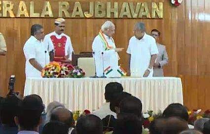 വേദിയില്‍ വച്ച് മുഖ്യമന്ത്രിയോട് ഗവര്‍ണര്‍ സംസാരിക്കുന്ന ദൃശ്യങ്ങള്‍