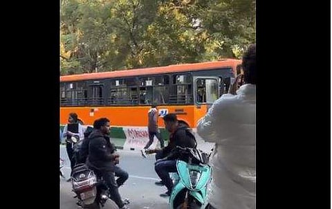 നടുറോഡില്‍ ബസ് നിര്‍ത്തി ചായ വാങ്ങി വരുന്ന ഡ്രൈവറുടെ ദൃശ്യം