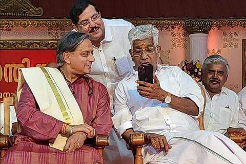 ശശി തരൂര്‍, ജി സുകുമാരന്‍ നായര്‍/ ഫെയ്‌സ്ബുക്ക് ചിത്രം