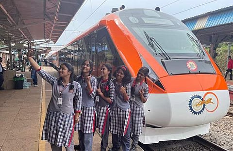 കാസർകോട് സ്റ്റേഷനിൽ പുതിയ വന്ദേഭാരത് ട്രെയിനിനൊപ്പം സെൽഫിയെടുക്കുന്ന വിദ്യാർത്ഥികൾ /പിടിഐ ഫയല്‍