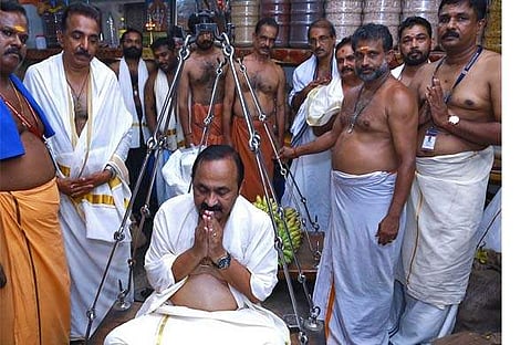 വിഡി സതീശന്‍ ഗുരുവായൂരില്‍ തുലാഭാരം നടത്തുന്നു