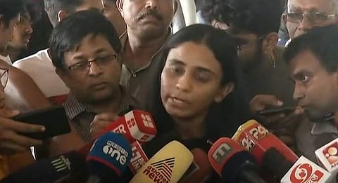 ഇസ്രയേലില്‍ നിന്നും കൊച്ചിയിലെത്തിയ മലയാളി വിദ്യാര്‍ഥി മാധ്യമങ്ങളെ കാണുന്നു