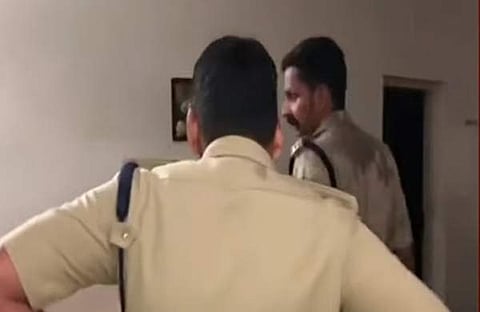സംഭവം നടന്ന വീട്ടില്‍ പൊലീസ് എത്തിയപ്പോള്‍, ടിവി ദൃശ്യം