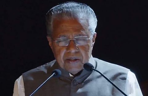 വിഴിഞ്ഞത്ത് എത്തിയ ആദ്യ കപ്പലിന്റെ സ്വീകരണ യോഗത്തില്‍ മുഖ്യമന്ത്രി സംസാരിക്കുമ്പോൾ, ടിവി ദൃശ്യം
