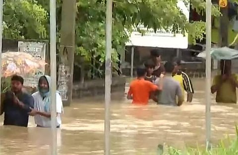 വെള്ളക്കെട്ടിലൂടെ നടന്നുനീങ്ങുന്ന ദൃശ്യം, സ്‌ക്രീന്‍ഷോട്ട്‌