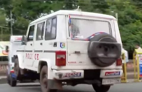 അപകടത്തിൽപ്പെട്ട പൊലീസ് ജീപ്പ് കെട്ടിവലിച്ചു കൊണ്ടുപോകുന്നു, ടിവി ദൃശ്യം