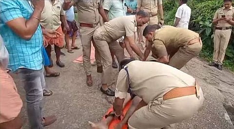 ഒഴുക്കില്‍പ്പെട്ട് മരിച്ച വിദ്യാര്‍ഥിയുടെ മൃതദേഹം കരയ്‌ക്കെത്തിച്ചപ്പോള്‍/ ടെലിവിഷന്‍ ചിത്രം