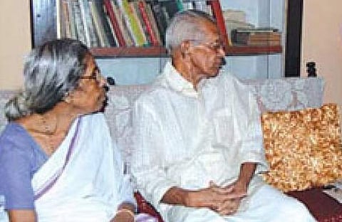 എം കെ സാനുവിനൊപ്പം രത്‌നമ്മ, ഫോട്ടോ/ എക്‌സ്പ്രസ്