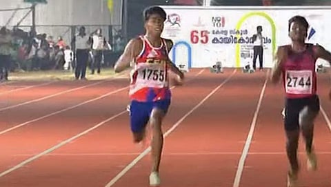 പി അഭിറാം നൂറ് മീറ്ററില്‍ ഒന്നാമതായി ഫിനിഷ് ചെയ്യുന്നു