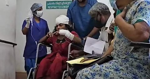 ആക്രമണത്തില്‍ പരിക്കേറ്റ ബിന്ദുവും മാതാവും