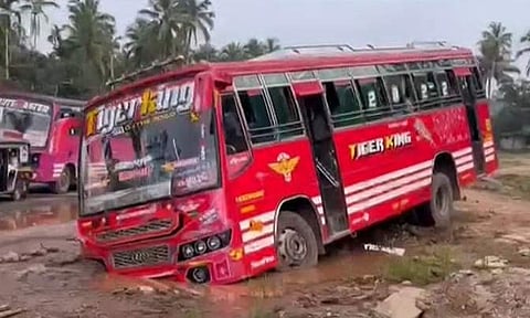 സ്വകാര്യ ബസ് ചെളിയില്‍ താഴ്ന്നു/ ടെലിവിഷൻ സ്ക്രീൻഷോട്ട്