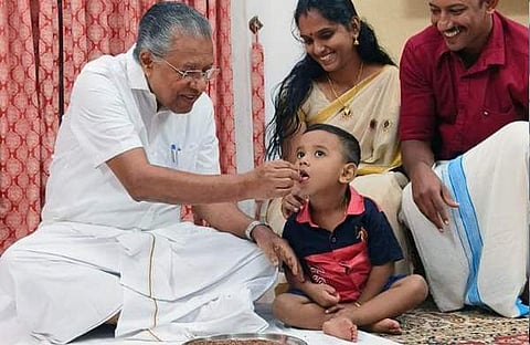 പിണറായി വിജയന്‍ കുട്ടികളെ എഴുത്തിനിരുത്തുന്നു/ ഫെയ്‌സ്ബുക്ക്‌