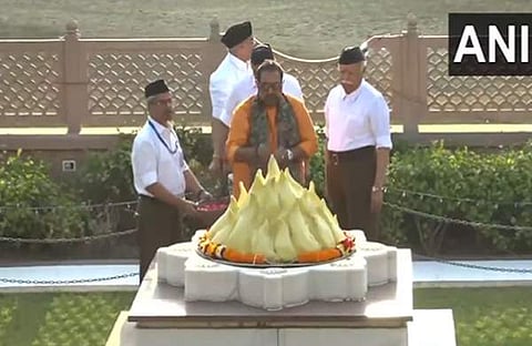 ശങ്കർ മഹാദേവൻ പുഷ്പാർ‌ച്ചന നടത്തുന്നു/ എഎൻഐ