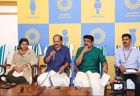 ജിആര്‍ അനില്‍ മാധ്യമങ്ങളെ കാണുന്നു