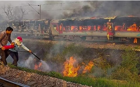 തീപിടിത്തം അണയ്ക്കുന്ന ഫയര്‍ഫോഴ്‌സ് ഉദ്യോഗസ്ഥര്‍/ പിടിഐ