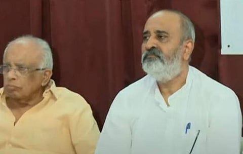 മാത്യു ടി തോമസ് കൊച്ചിയില്‍ വാര്‍ത്താസമ്മേളനം നടത്തുന്നു