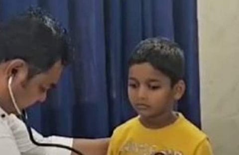 രോ​ഗികളെ ചികിത്സിക്കുന്ന എംഎൽഎയുടെ ദൃശ്യം, സ്ക്രീൻഷോട്ട്
