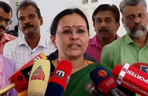 വീണാ ജോര്‍ജ് മാധ്യമങ്ങളോടു സംസാരിക്കുന്നു/
