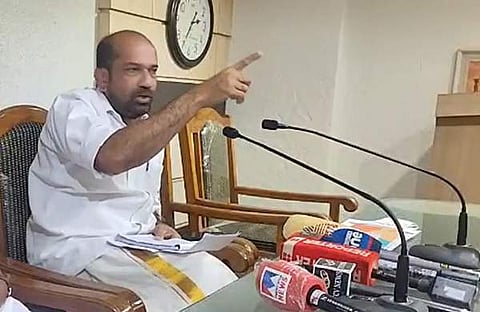 അനില്‍ അക്കര മാധ്യമങ്ങളെ കാണുന്നു