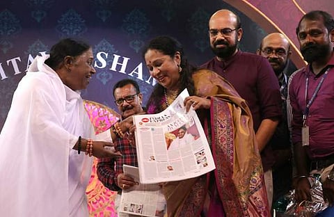 പ്രത്യേക പതിപ്പ് സിഇഒ ലക്ഷ്മി മേനോന്‍ മാതാ അമൃതാനന്ദമയിക്ക് സമര്‍പ്പിക്കുന്നു, ജനറല്‍ മാനേജര്‍ പി വിഷ്ണുകുമാര്‍ സമീപം/ എക്‌സ്പ്രസ്