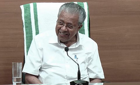 പിണറായി വിജയന്‍ വാര്‍ത്താ സമ്മേളനത്തിനിടെ