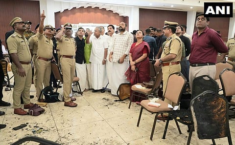 പിണറായി വിജയന്‍ സ്‌ഫോടനം നടന്ന സ്ഥലം സന്ദര്‍ശിക്കുന്നു/ എഎന്‍ഐ