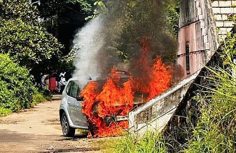 തീപിടിച്ച കാര്‍/ ഫെയ്‌സ്ബുക്ക് ചിത്രം