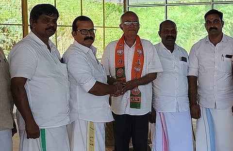 ബിജെപി ജില്ലാപ്രസിഡന്റ് ഫാ. കുര്യാക്കാസിനെ ഷാള്‍ അണിയിക്കുന്നു