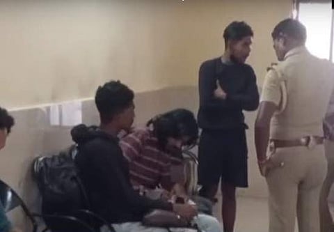 റെയില്‍വേ പൊലീസ് കസ്റ്റഡിയിലെടുത്ത യുവാക്കള്‍