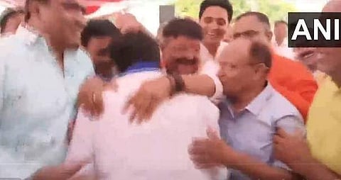 ബിജെപി നേതാവ് വിജയ് വാര്‍ഗിയയുടെ കാല്‍തൊട്ട് വന്ദിച്ച് സഞ്ജയ് ശുക്ല
