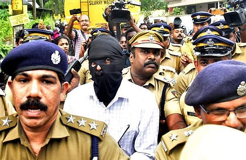 തെളിവെടുപ്പിനായി ഡൊമിനിക് മാർട്ടിനെ വീട്ടിൽ കൊണ്ടു വന്നപ്പോൾ/ എക്സ്പ്രസ് ചിത്രം