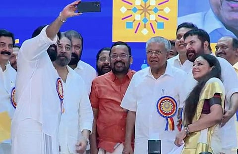 കേരളീയം വേദിയില്‍ മോഹന്‍ലാല്‍ മുഖ്യമന്ത്രിക്കൊപ്പം സെല്‍ഫിയെടുക്കുന്നു