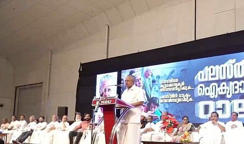 കോഴിക്കോട് പലസ്തിന്‍ ഐക്യദാര്‍ഢ്യറാലിയില്‍ പിണറായി വിജയന്‍ സംസാരിക്കുന്നു