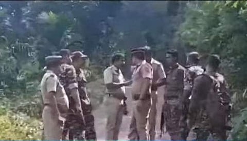 വനത്തില്‍ തണ്ടര്‍ബോള്‍ട്ടും പൊലീസും പരിശോധന നടത്തുന്നു/ ടെലിവിഷന്‍ ചിത്രം