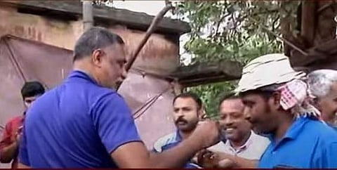 അസഫാക്കിന് വധശിക്ഷ നല്‍കിയ കോടതി നടപടിയില്‍ മധുരം വിതരണം ചെയ്ത് ചുമട്ടുതൊഴിലാളികള്‍/ ടെലിവിഷന്‍ ചിത്രം