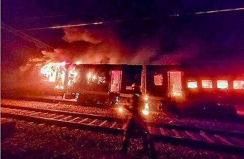 ട്രെയിനിന് തീ പിടിച്ചപ്പോൾ/ ചിത്രം: പിടിഐ