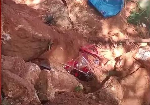 ഇരുചക്രവാഹനങ്ങള്‍ക്ക് മേല്‍ ഇടിഞ്ഞ് വീണ മണ്ണും കല്ലും