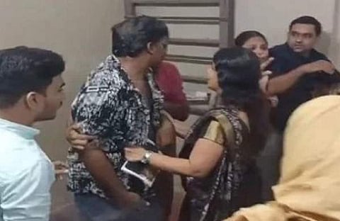 അധ്യാപകന്‍ മര്‍ദിക്കുന്നതിന്റെ വീഡിയോ ദൃശ്യം