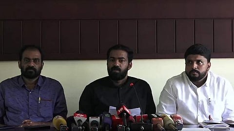 ഡിവൈഎഫ്‌ഐ നേതാക്കള്‍ വാര്‍ത്താസമ്മേളനം നടത്തുന്നു