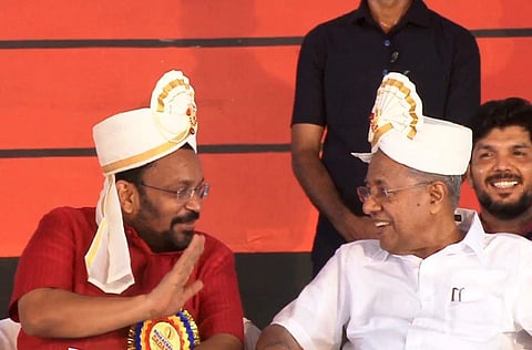മുഖ്യമന്ത്രി പിണറായിയും മന്ത്രി കെ രാജനും നവകേരള സദസിന്റെ ഉദഘാടന വേദിയില്‍