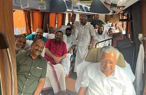 പ്രത്യേകം തയ്യാറാക്കിയ ബസില്‍ യാത്ര ചെയ്യുന്ന മുഖ്യമന്ത്രിയും മന്ത്രിമാരും
