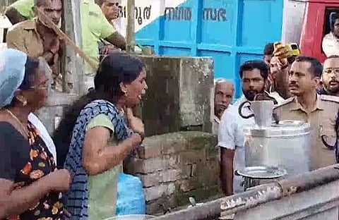 കച്ചവടം ഒഴിപ്പിക്കാനെത്തിയ ഉദ്യോ​ഗസ്ഥർക്ക് നേരെ ചൂടു പാൽ ഒഴിച്ചു/ വിഡിയോ സ്ക്രീൻഷോട്ട്