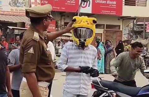 യുവാവിന്റെ ഹെൽമെറ്റ് പൊലീസ് പരിശോധിക്കുന്നു/ എക്‌സ് വിഡിയോ സ്ക്രീൻഷോട്ട്
