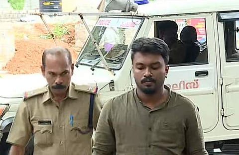 അറസ്റ്റിലായ യൂത്ത് കോൺ​ഗ്രസ് പ്രവർത്തകൻ/ ടിവി ദൃശ്യം