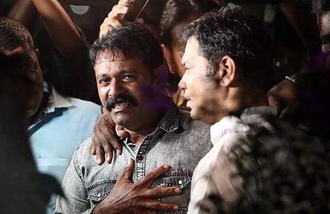റോയിയെ ആശ്വസിപ്പിക്കാന്‍ ശ്രമിക്കുന്ന ഹൈബി ഈഡന്‍/ എക്‌സ്പ്രസ് ചിത്രം