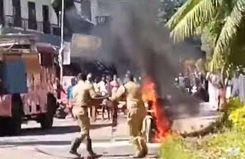 തീ അണയ്ക്കാൻ ഫയർഫോഴ്സ് ഉദ്യോ​ഗസ്ഥരുടെ ശ്രമം/ ടിവി ദൃശ്യം